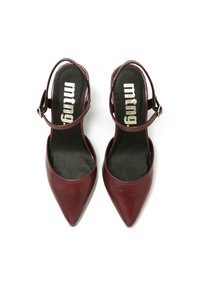 Zapatos de tacón alto de charol burdeos con puntera puntiaguda y correa tipo slingback, con plantilla texturizada negra y marca metálica.