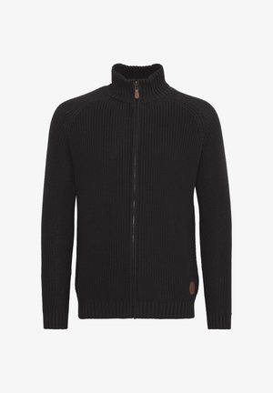 Svart strikket cardigan med høy krage, hel lengde glidelås, ribbede mansjetter og kant. Har en rund logo aksent på nedre venstre side.