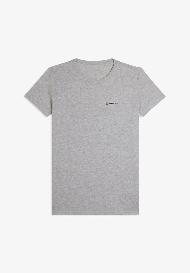 Camiseta de algodón gris con cuello redondo y mangas cortas. Presenta un pequeño logo negro de "FREDDY" en el pecho izquierdo. Textura suave y lisa.
