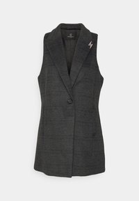 Gilet grigio realizzato in tessuto testurizzato con un sottile motivo a quadri, dotato di rever a punta, chiusura a bottone singolo e un'accenno di spilla a forma di fulmine.