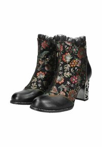 Bottes noires à la cheville avec broderie florale, dessus texturé, col festonné et un talon bloc métallique décoratif. Accents de couture détaillée.