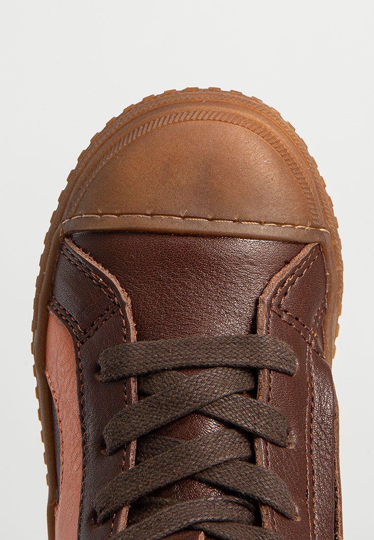 Braune Ledersneaker mit runder Zehenpartie, strukturiertem Gummisohle und braunen Schnürsenkeln. Das Obermaterial hat kontrastierende braune und hellbraune Abschnitte.