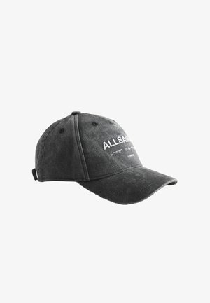 Cappellino da baseball grigio scuro con visiera curva, cinturino posteriore regolabile e testo ricamato bianco "ALLSAINTS" con caratteri giapponesi sul davanti.