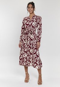 Langärmliges Kleid in Burgunderrot und Creme mit einem Blattmuster, taillierte Taille mit einem Band, fließender Rock und Knopfleiste vorne.