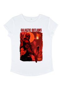 Hvid t-shirt med korte ærmer, der har et rødt grafik af en dusørjæger og en kvinde, med teksten "Galactic Outlaws" og "Bounty Hunters for Hire."