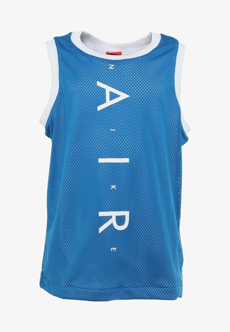 Camisa atlética sin mangas azul de malla con ribete blanco y texto vertical en blanco que dice "AIR" en letras negritas en la parte frontal.