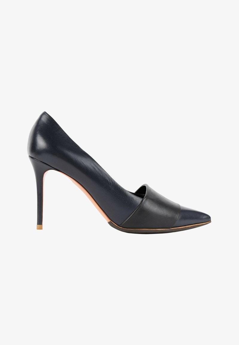 Escarpin en cuir noir à talon haut, à bout pointu et talon stiletto étroit, vu de côté sur fond blanc.