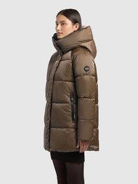 Brūnas pūkaina jaka ar augstu apkakli un pārizmēra kapuci. Aprīkota ar kabatu ar rāvējslēdzēju kreisajā pusē un šūtu rakstu.