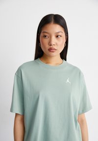 Jordan TEE CORE 23 - Tricou basic - jade smoke/white