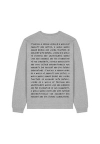 Felpa grigia con testo nero audace sulla schiena, dal taglio morbido e maniche lunghe. Il testo include temi di uguaglianza e comunità.