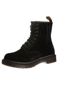 Černé sametové kotníkové boty s kulatou špičkou, zavazováním na tkaničky, kontrastním šitím a silnou gumovou podrážkou. Výrazná poutka na zadní straně.