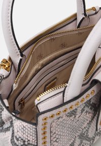 Torba węża w odcieniach różu i szarości z teksturą, ozdobiona złotymi elementami. Wnętrze zawiera wiele przegrody oraz metkę marki. Zamek błyskawiczny.