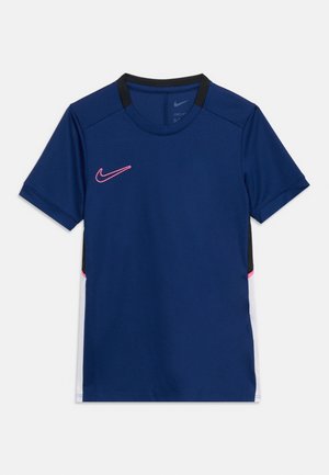 Tumši zils Nike sporta krekls ar īsām piedurknēm, melnu apkakli, rozā Nike simbolu uz krūtīm un baltām sieta sānu panelēm.