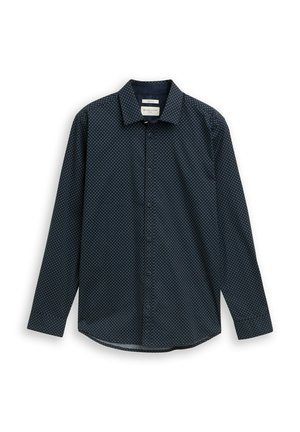 Camicia a maniche lunghe blu scuro con bottoni, decorata con un piccolo motivo a diamanti bianchi, colletto appuntito e orlo arrotondato, appesa distesa su sfondo bianco.