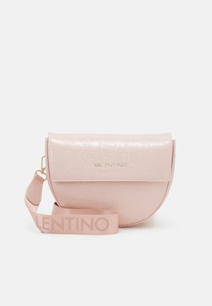 Rosa Leder-Umhängetasche mit geprägtem "Valentino"-Logo, goldfarbenen Metallteilen und einem passenden Riemen mit dem Markennamen in zartem Rosa.