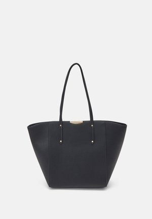 Bolso tote negro fabricado con material sintético suave, que presenta dos asas largas, un cierre en tono dorado y una forma estructurada y angular.