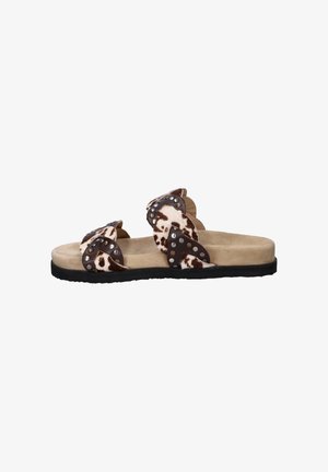 Slidesandaal met beige voetbed, zwarte zool en bruin-witte dierenprintbanden met metalen studs.