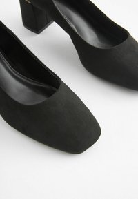 Next FOREVER COMFORT SQUARE TOE REGULAR WIDE FIT - Klassikalised kontsakingad - black gold