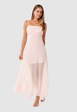 Hellrosa Kleid mit Spaghetti-Trägern, gerafftem Oberteil und einem fließenden, durchsichtigen Überzug. Die Länge variiert und lässt eine enganliegende innere Schicht sichtbar werden.