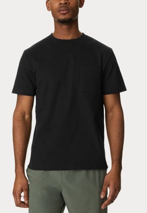 Schwarzes Baumwoll-T-Shirt mit kurzen Ärmeln, Rundhalsausschnitt und einer kleinen Taschen auf der linken Brust. Der Stoff ist glatt und leicht tailliert.