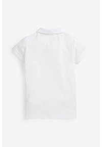 Polo-shirt blanc à manches courtes avec un col côtelé et une texture lisse. Design simple sans embellissements ni motifs. Vue de dos présentée.