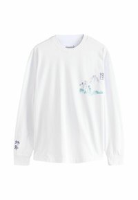 Weißes langärmliges T-Shirt aus Baumwolle. Mit einem hellblauen Berggrafik auf der Vorderseite und einem blauen Textdesign auf dem linken Ärmel.