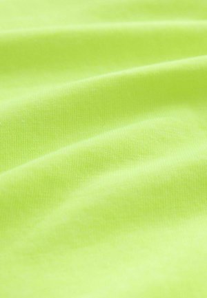 Neoninės žalios spalvos audinys su lygiu paviršiumi, turintis lengvą blizgesį ir tolygiai austą raštą, rodantis raukšles ir kailį.