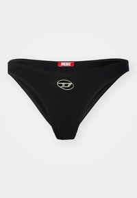 Costum de baie inferior negru, realizat dintr-un material neted, cu un design cu talie joasă. Prezintă un emblemă argintie și un etichetă roșie a brandului la talie.