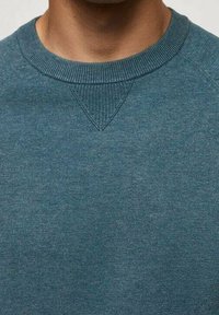 Türkisfarbener Rundhalspullover aus weichem, strukturiertem Stoff, mit gerippten Bündchen und einem V-Stich-Detail am Halsausschnitt. Schlichtes und vielseitiges Design.