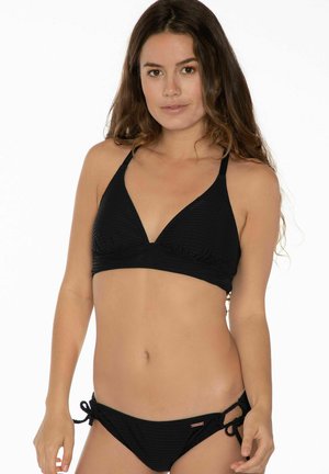 Čierny bikiny set s trojuholníkovým vrchom s jemným textúrovaním a nastaviteľnými ramienkami, doplnený o nízko strihané spodky s viazaním po stranách.