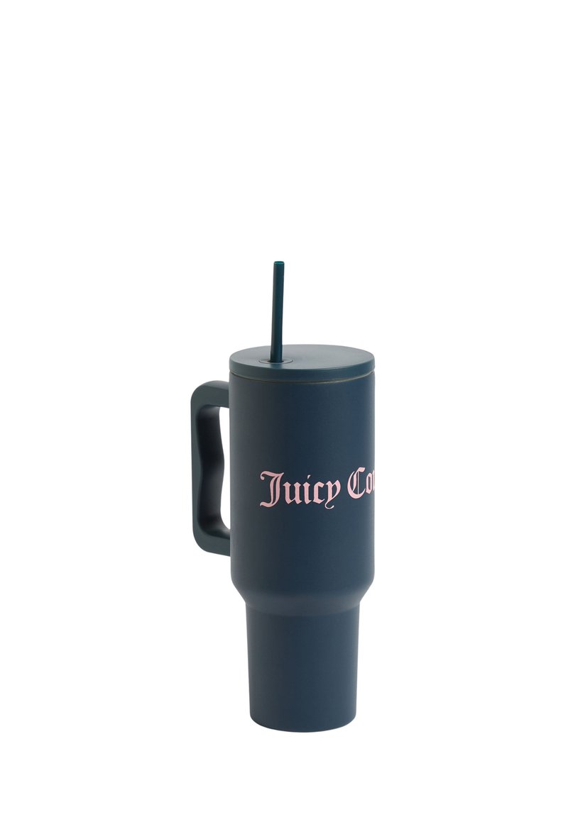 Tumbler isolato di colore blu scuro con manico, testo rosa "Juicy Couture", un coperchio avvitabile e una cannuccia abbinata. Finitura liscia opaca.