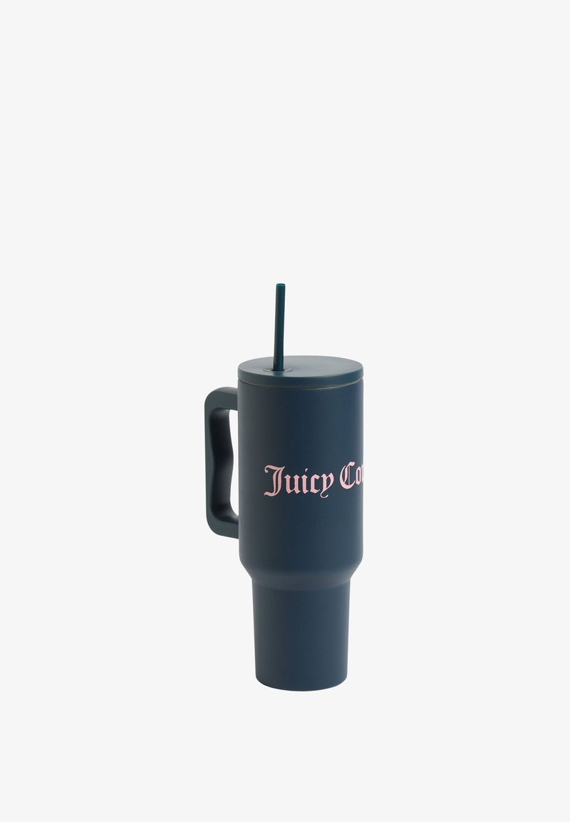 Tumbler isolato di colore blu scuro con manico, testo rosa "Juicy Couture", un coperchio avvitabile e una cannuccia abbinata. Finitura liscia opaca.