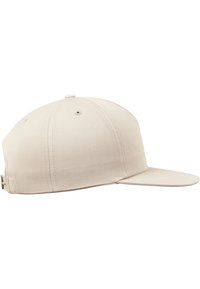 Beige honkbalpet met een vlakke rand, gestructureerde kroon en luchtgaatjes bovenop. Gemaakt van stevig materiaal, voorzien van een verstelbare strap aan de achterkant.