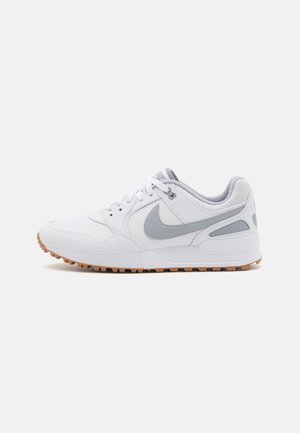 Zapatilla blanca y gris de Nike con suela de goma, logo Swoosh lateral, cierre de cordones frontal, y talón y cuello acolchados.