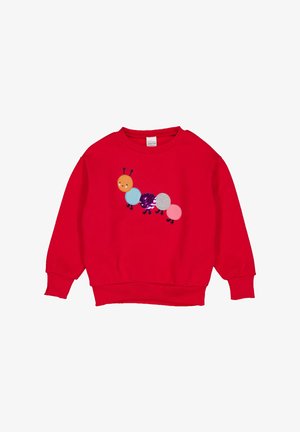Una felpa rossa realizzata in tessuto presenta un bruco ricamato in vari colori, con segmenti rotondi e piccole antenne.