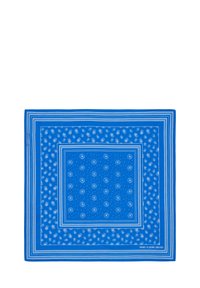 Niebieska bandana z wzorem, z centralnym motywem kwiatowym, otoczona białymi paskami. Wykonana z gładkiej tkaniny, ma kwadratowy kształt.