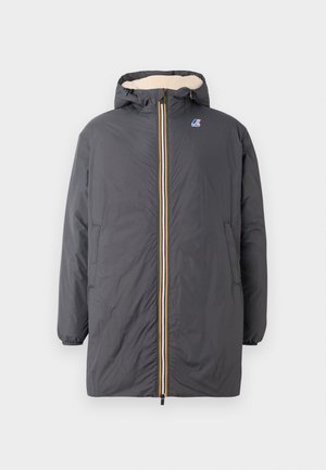 Parka largo gris con capucha, que cuenta con un interior suave, cierre frontal con acentos amarillos y cordón ajustable en la capucha.