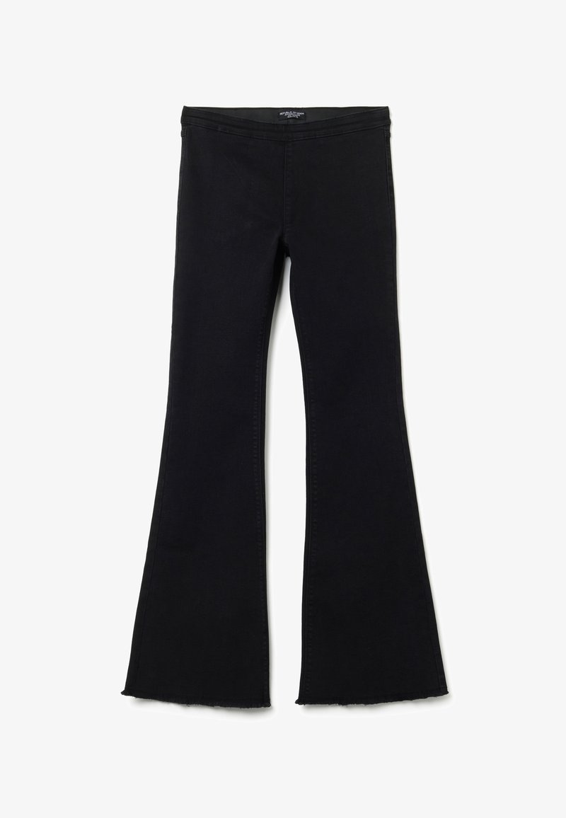 Vaqueros negros acampanados de mezclilla con cintura alta, dobladillo con flecos y ajustados por el muslo; presentan un diseño limpio sin bolsillos.