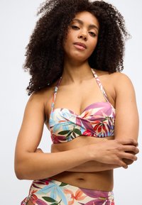 Bikini tops ar savītu dizainu, krāsainām ziedu rakstām, regulējamām siksniņām un gludu, vieglu audumu.