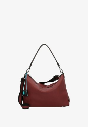 Sac à épaule en cuir rouge avec une finition texturée, une forme arrondie et une bandoulière noire amovible. Présente une quincaillerie métallique et un accent bleu.