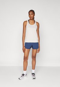 New Balance ESSENTIALS SHORT - Short de sport - navy