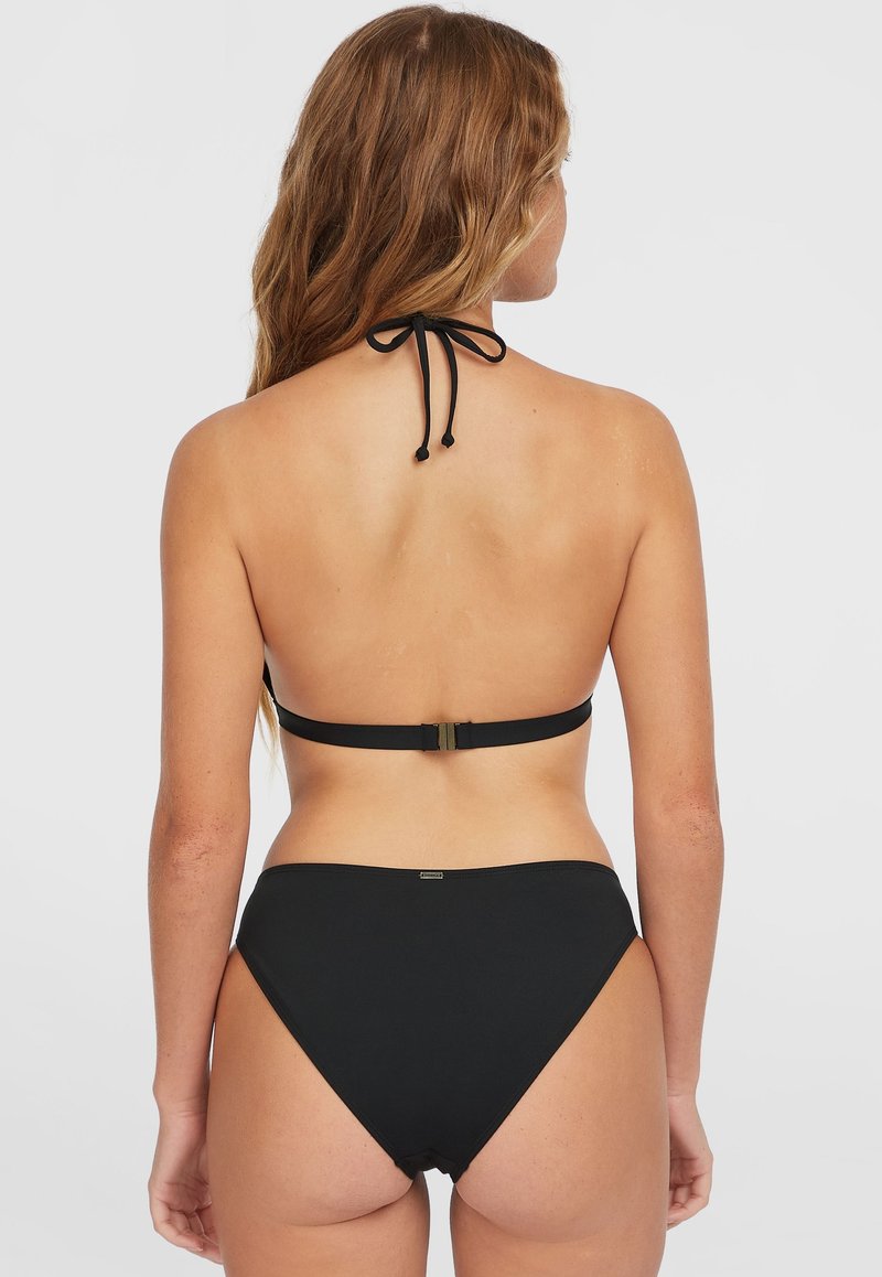Czarny zestaw bikini z halterem i zapięciem na wiązanie. Góra ma minimalne zasłonięcie, a wysoki stan spodenek zapewnia pełne przykrycie.