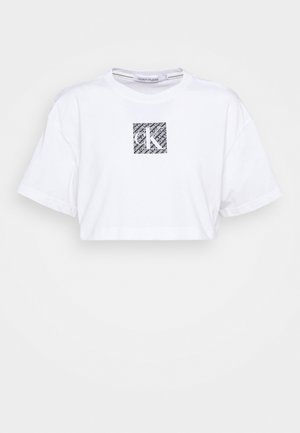 Weißes, kurzes T-Shirt mit einem quadratischen Logo, das graue abstrakte Muster und die Initialen "CK" in der Mitte der Brust zeigt. Kurze Ärmel.