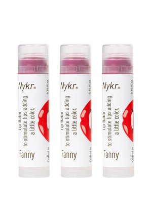 Leppepomade-tuber i hvitt og klart design, med rosa produkt inni, merket "Nykr Fanny," og en rød leppegrafikk på siden.