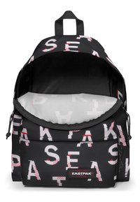 Zaino nero con audaci motivi di testo bianco e rosso, materiale in tessuto, chiusura a patta, spallacci regolabili e una tasca anteriore con zip.