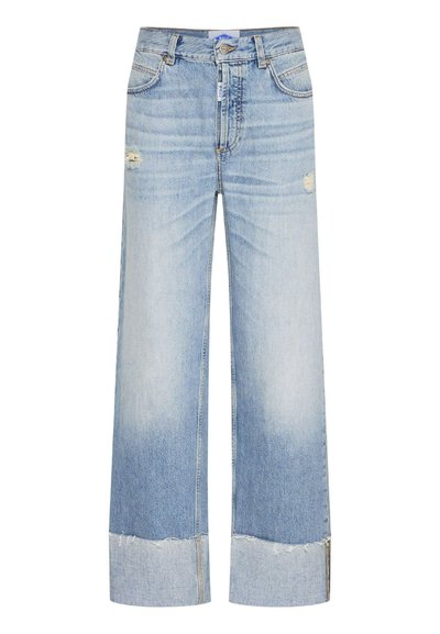 Hellblaue weit geschnittene Jeans aus Denim, mit fransigen Säumen, ausgefransten Patches und einem klassischen Fünf-Taschen-Design.