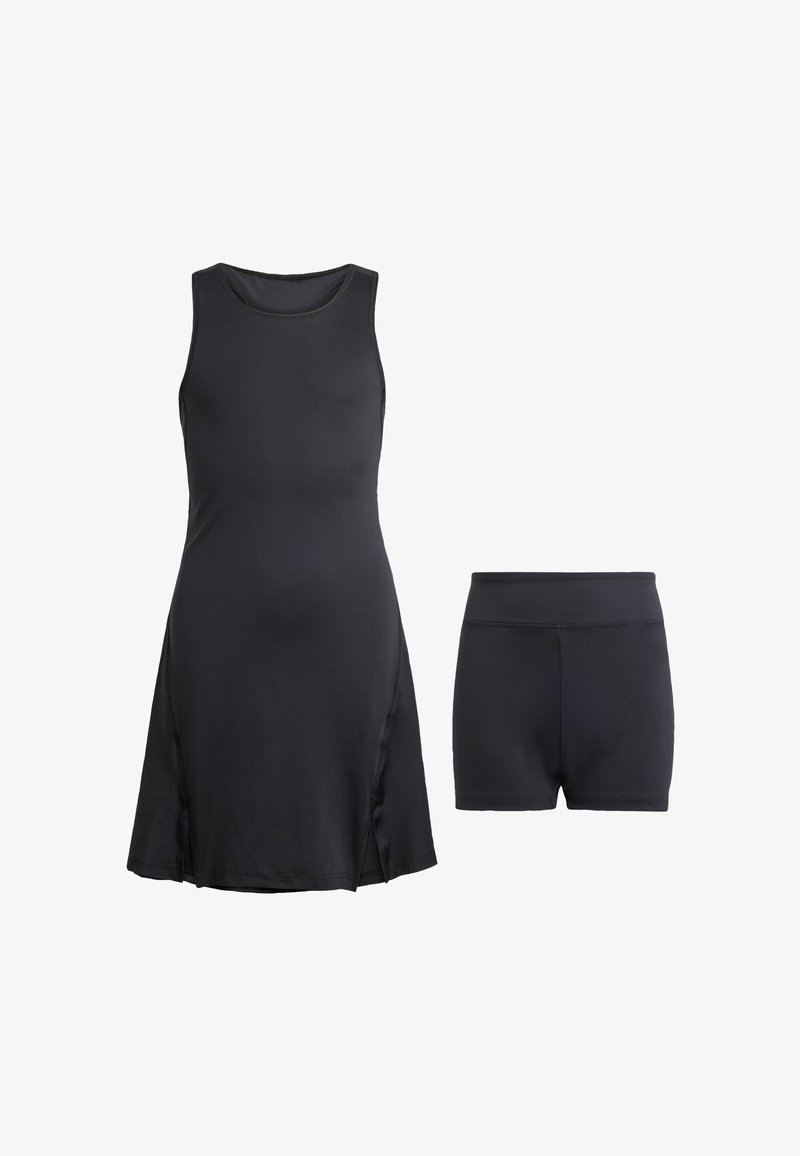 Vestido atlético preto com design sem mangas, apresentando fendas laterais. Inclui calções pretos combinando com silhueta ajustada.