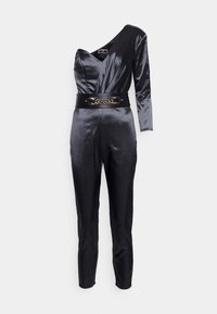 Combinaison en satin noir à une épaule avec une manche longue, taille cintrée avec une large ceinture noire ornée d'une boucle chaîne dorée.