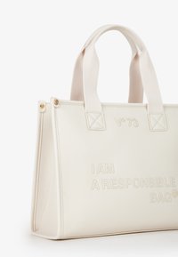 Borsa tote in pelle bianca texture con manici superiori; testo impresso che recita "IO SONO UNA BORSA RESPONSABILE". Presenta accenti in hardware dorato.