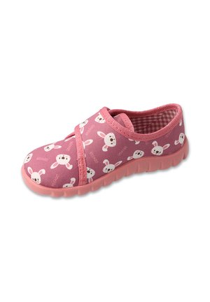 Scarpa in tessuto rosa con stampa di coniglietti, fascia elastica incrociata e suola in gomma texturizzata. La fodera interna presenta un motivo a quadro. Design morbido e flessibile.